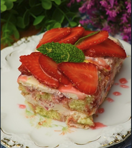 Strawberry Tiramisu: A Quick and Delicious No-Mixer Dessert | Tiramisu cu Căpșuni: Un Desert Rapid ș