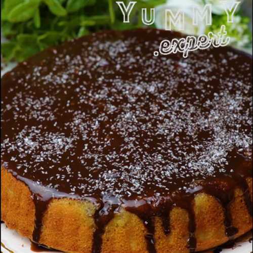 Fluffy Banana Cake with Chocolate Sauce | Tort pufos cu banane și sos de ciocolată - Yummy Expert