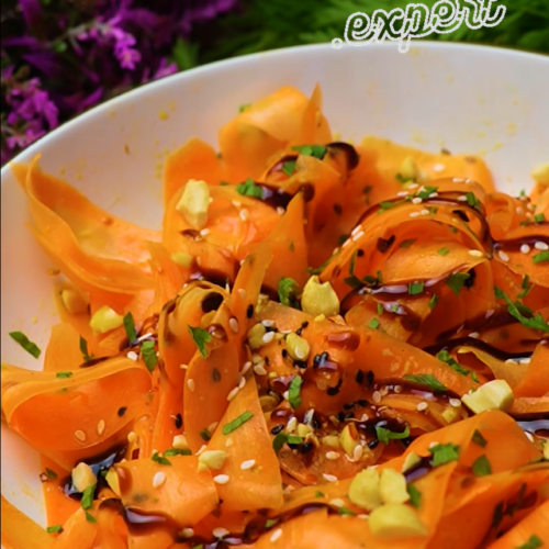 Healthy Carrot Salad with Tangy Dressing and Sesame Seeds | Salată sănătoasă de morcovi cu dressing 