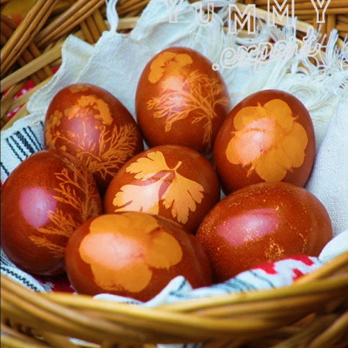 Naturally Dyed Easter Eggs with Onion Skins and Flowers | Ouă de Paște vopsite natural cu coji de ce