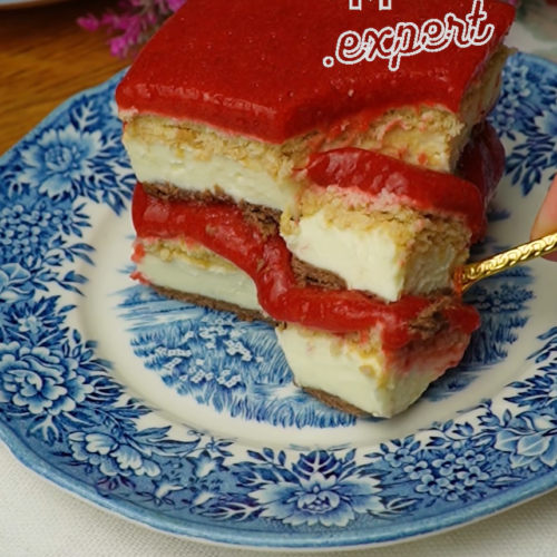 No-Bake Strawberry Cheesecake Dessert with Biscuits - Yummy Expert