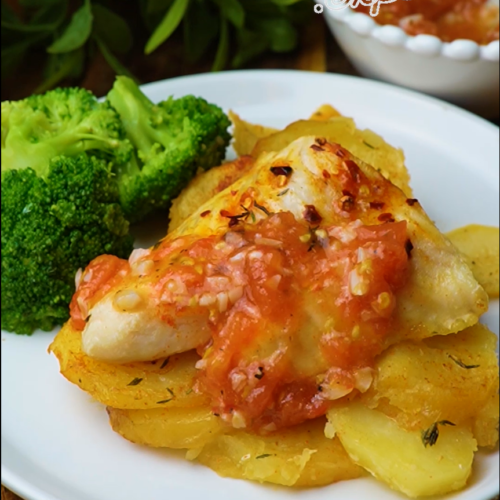 Oven-Baked Fish with Garlic, Roasted Tomatoes, and Vegetables | Pește la cuptor cu usturoi, roșii co