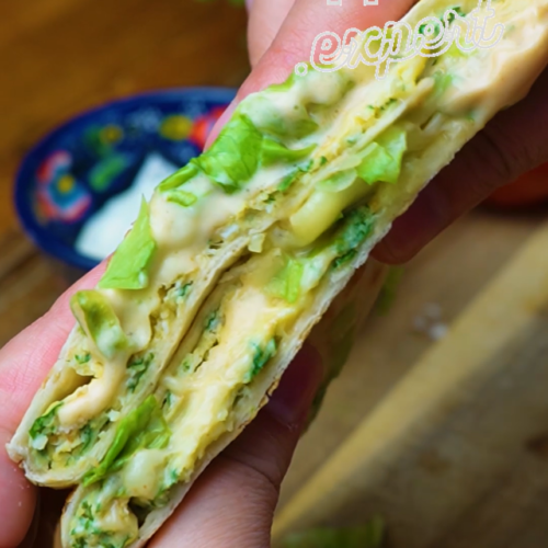 Quick and Delicious Cheddar Egg Breakfast Wrap | Wrap rapid și delicios cu ouă de cheddar pentru mic