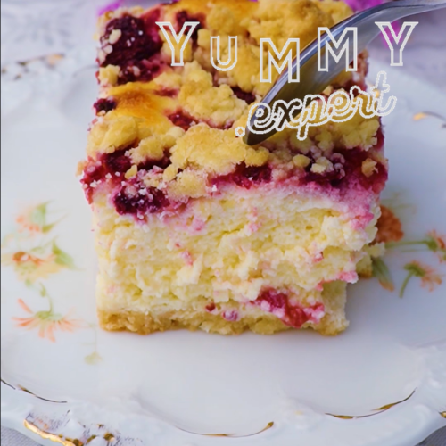 Raspberry and Cream Cheese Crumble Cake - Yummy Expert