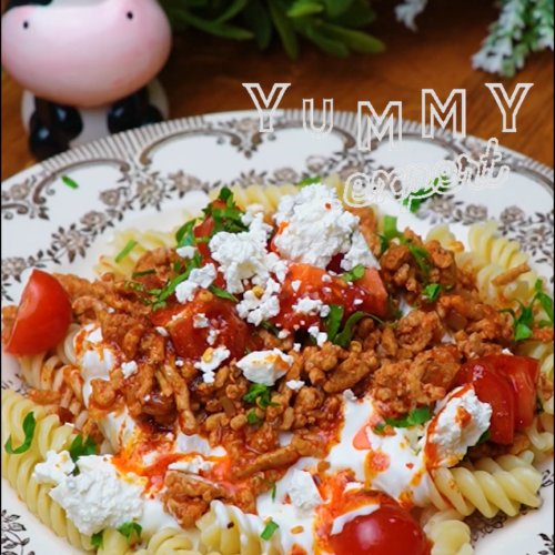 Turkish Pastries with Minced Meat and Garlic Yogurt Sauce | Produse de patiserie turcești cu carne t